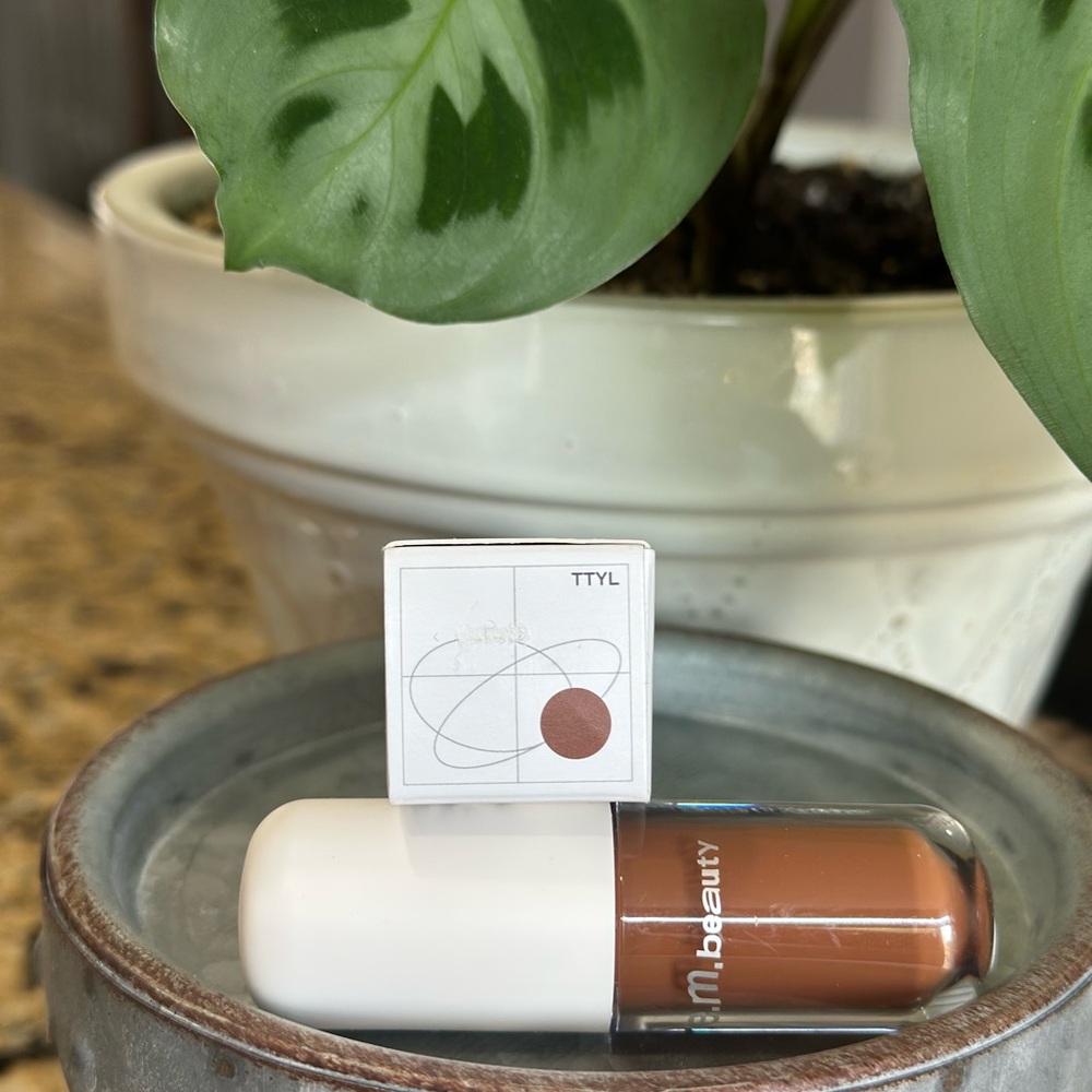 r.e.m. beauty Liquid Eyeshadow